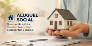 Mão segurando casa modelo sobre documento com texto 'Aluguel Social'