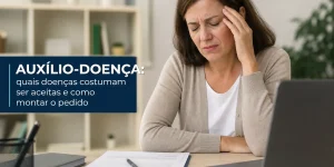 Mulher preocupada no escritório com texto sobre auxílio-doença