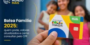 Cartão Bolsa Família 2025 na mão de uma família feliz