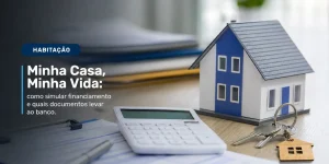 Maquete de casa azul com telhado metálico, chaves e calculadora