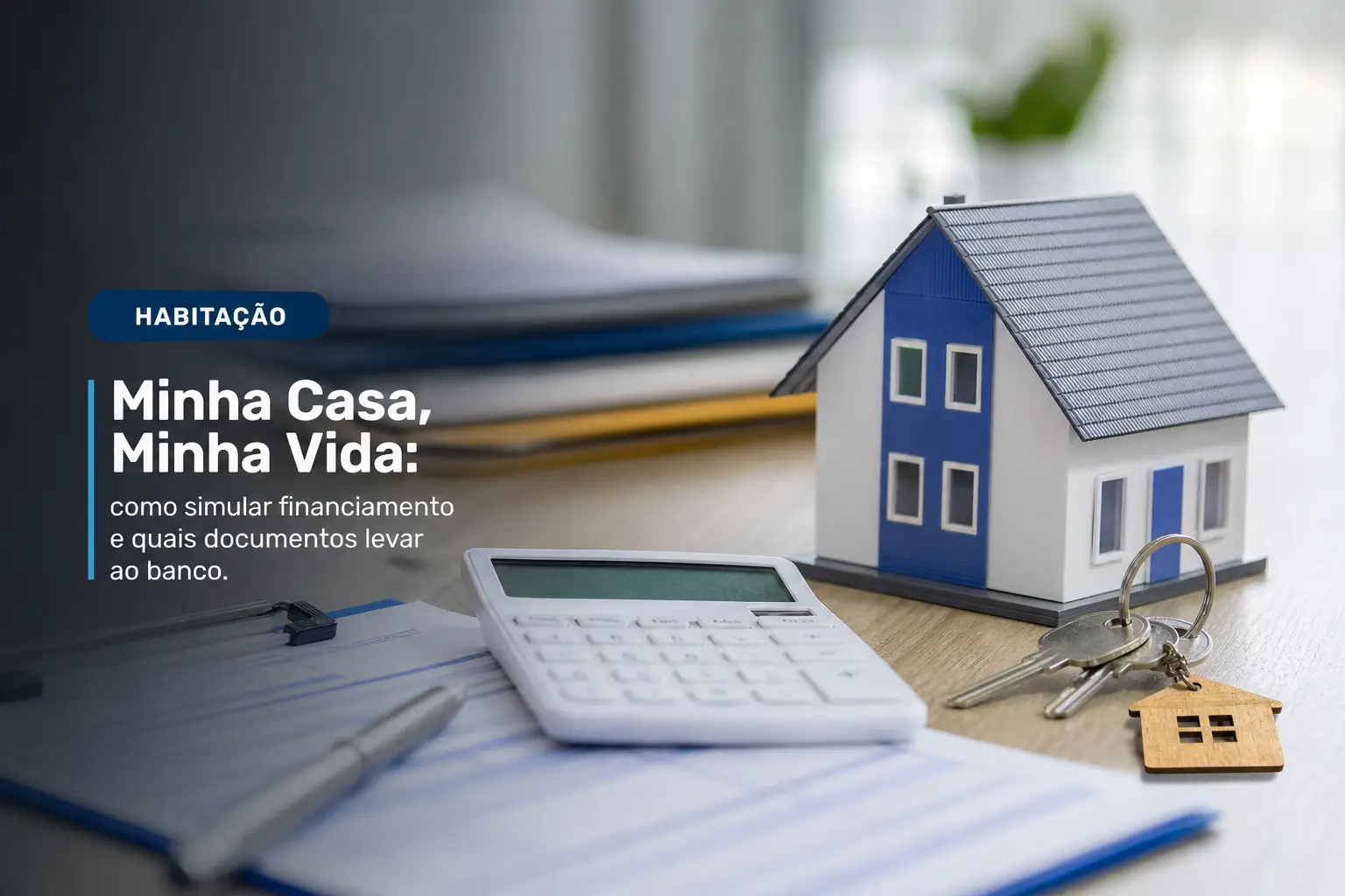 Maquete de casa azul com telhado metálico, chaves e calculadora