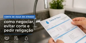 Mão segurando conta de água atrasada na cozinha