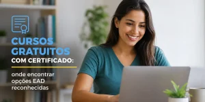 Mulher sorridente em escritório digitando em laptop cursos EAD