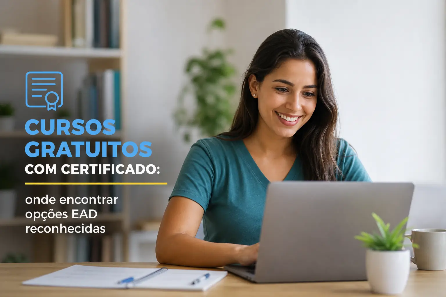Mulher sorridente em escritório digitando em laptop cursos EAD