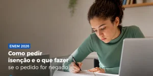 Estudante escrevendo sobre ENEM 2026 com laptop em mesa