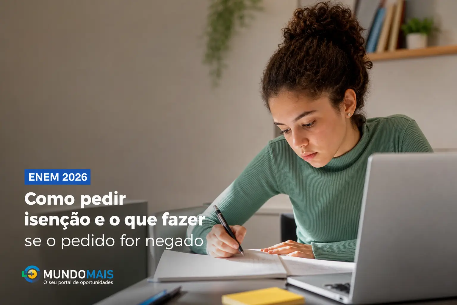 Estudante escrevendo sobre ENEM 2026 com laptop em mesa