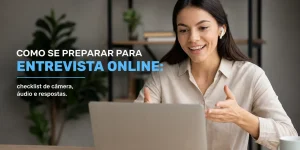Mulher jovem em entrevista online pelo laptop sorrindo