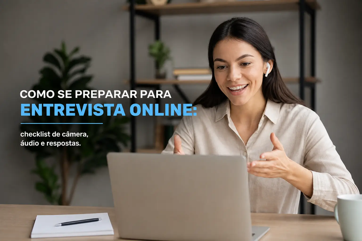 Mulher jovem em entrevista online pelo laptop sorrindo
