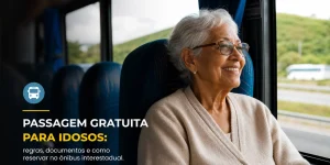 Idosa sorrindo no ônibus com colinas verdes ao fundo
