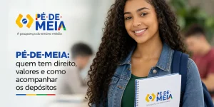 Mulher jovem sorrindo com caderno Pé-de-Meia e jaqueta jeans