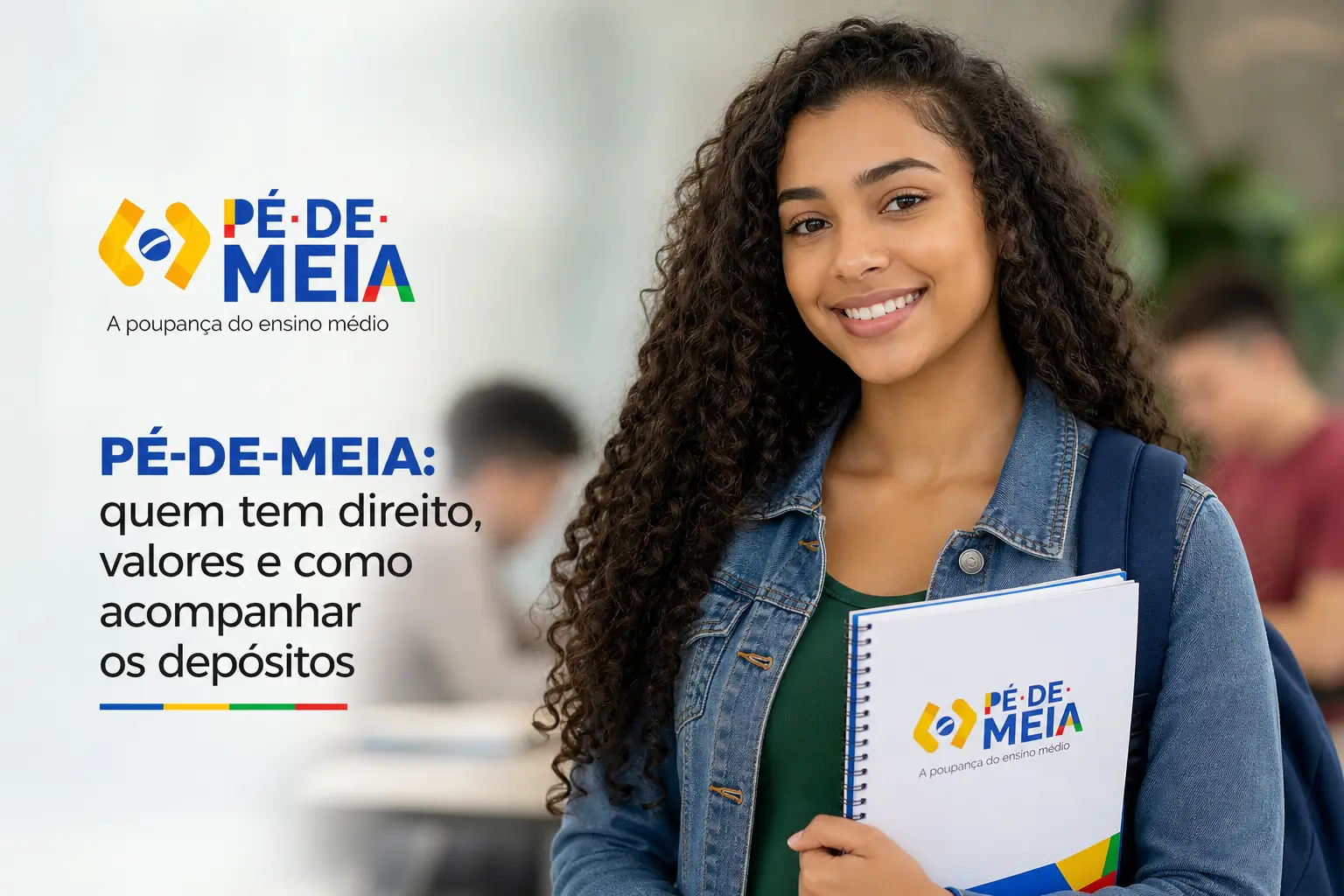 Mulher jovem sorrindo com caderno Pé-de-Meia e jaqueta jeans