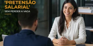 Mulher de blazer branco sorrindo em reunião sobre pretensão salarial
