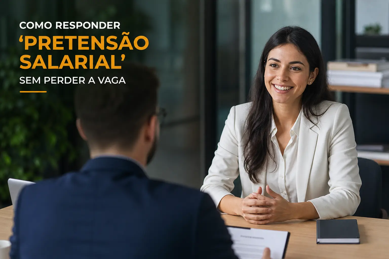 Mulher de blazer branco sorrindo em reunião sobre pretensão salarial