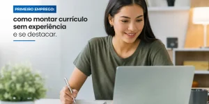 Jovem mulher escrevendo em caderno e usando laptop sobre primeiro emprego