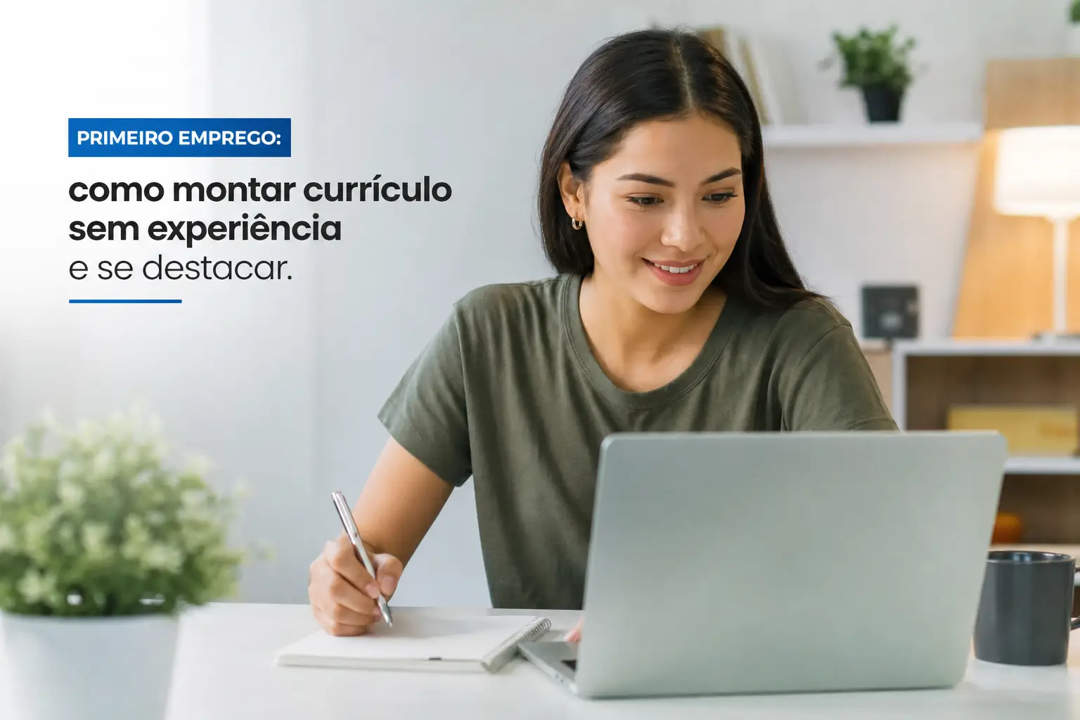 Jovem mulher escrevendo em caderno e usando laptop sobre primeiro emprego