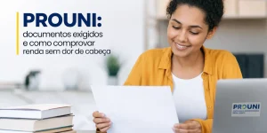 Jovem mulher no escritório revisando documentos do PROUNI