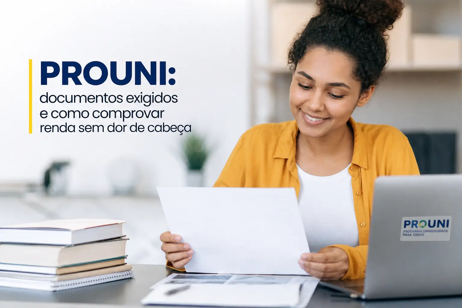 Jovem mulher no escritório revisando documentos do PROUNI