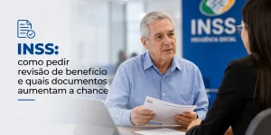 Homem com documentos em frente à placa INSS para revisão de benefício