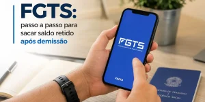 Pessoa com celular exibindo app FGTS, escritório ao fundo