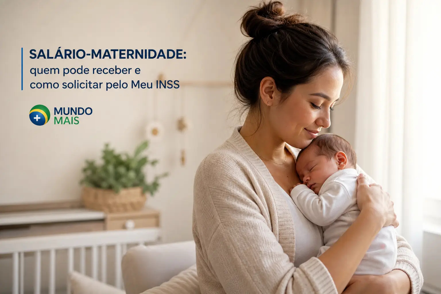Mulher segurando bebê em sala iluminada sobre salário-maternidade