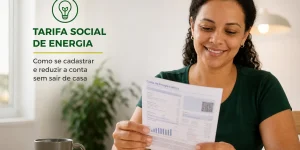 Mulher sorrindo segurando conta de luz ao lado de texto sobre tarifa social
