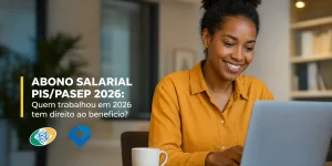 Mulher sorrindo com computador no escritório com texto PIS/PASEP 2026
