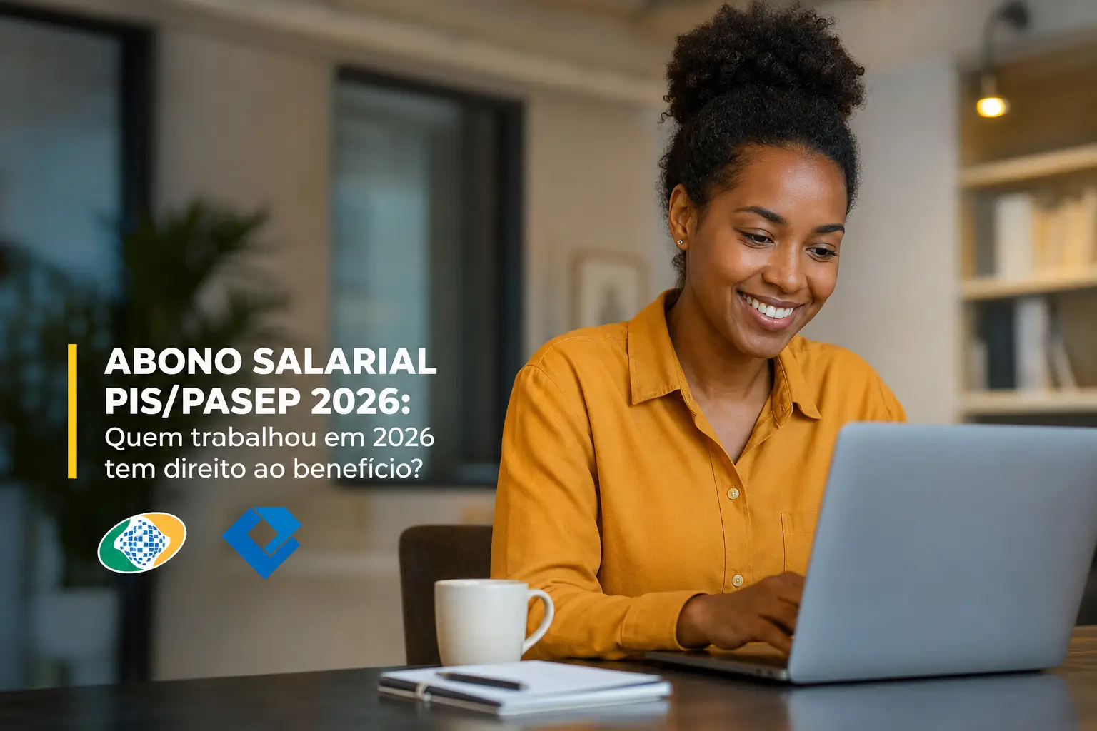 Mulher sorrindo com computador no escritório com texto PIS/PASEP 2026