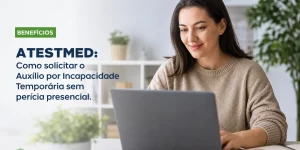 Mulher trabalhando em escritório moderno com foco em Auxílio por Incapacidade Temporária