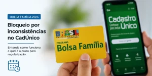 Pessoa segura cartão Bolsa Família 2026 e celular com CadÚnico