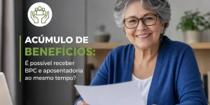 Mulher mais velha sorrindo com ícone de benefícios e papéis