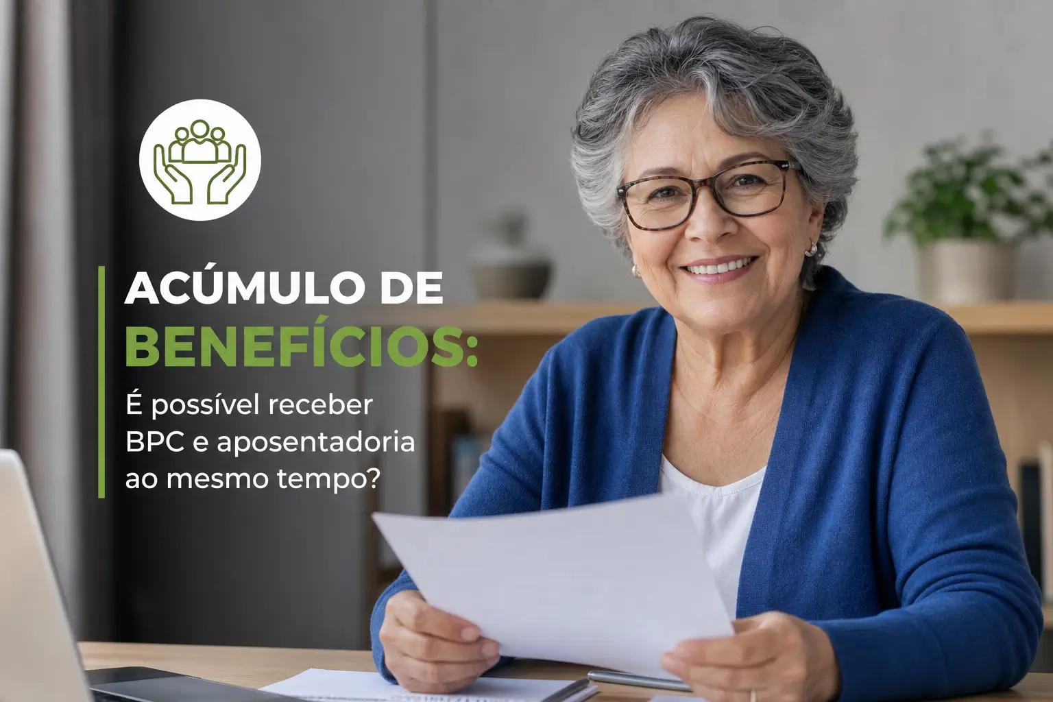 Mulher mais velha sorrindo com ícone de benefícios e papéis