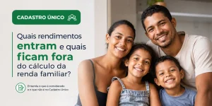 Família sorridente discutindo Cadastro Único e renda familiar