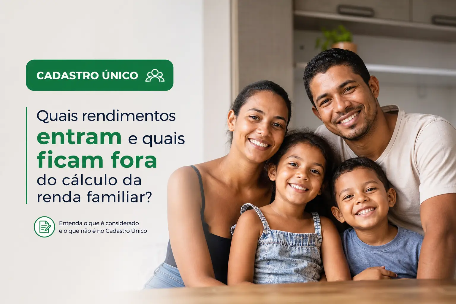 Família sorridente discutindo Cadastro Único e renda familiar