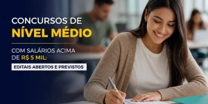 Mulher sorrindo em mesa, texto sobre concursos de nível médio