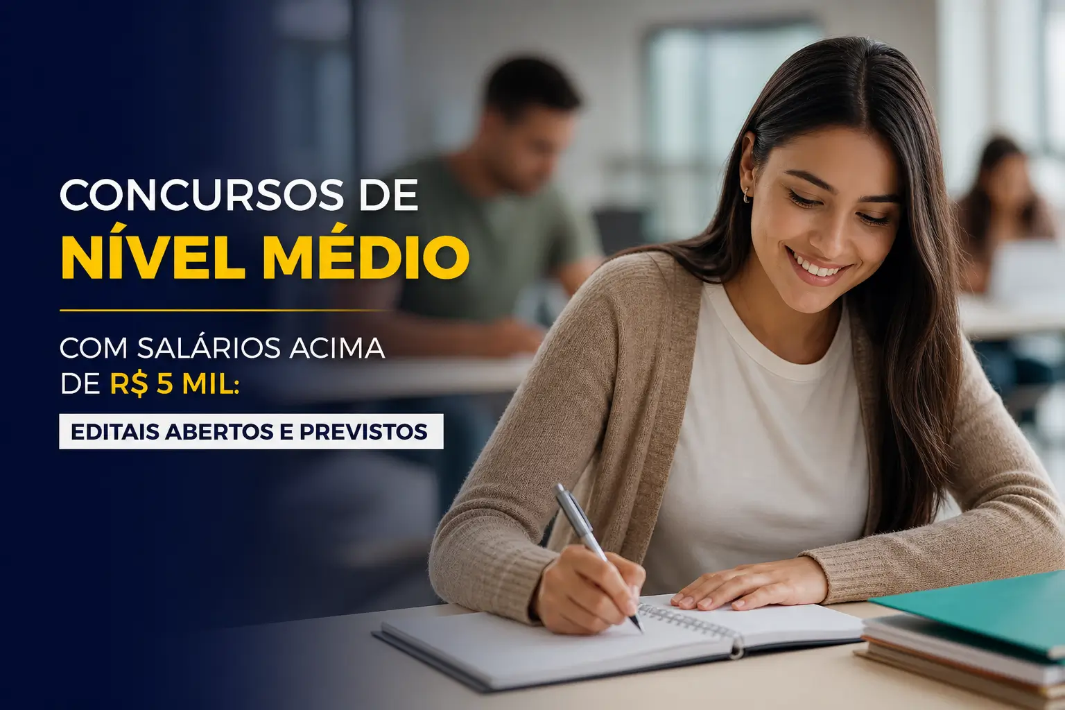 Mulher sorrindo em mesa, texto sobre concursos de nível médio