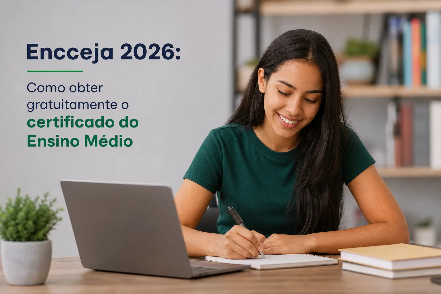 Mulher jovem escrevendo em caderno com laptop, Enceja 2026