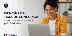 Mulher sorridente de cabelo cacheado usando notebook sobre isenção de taxa