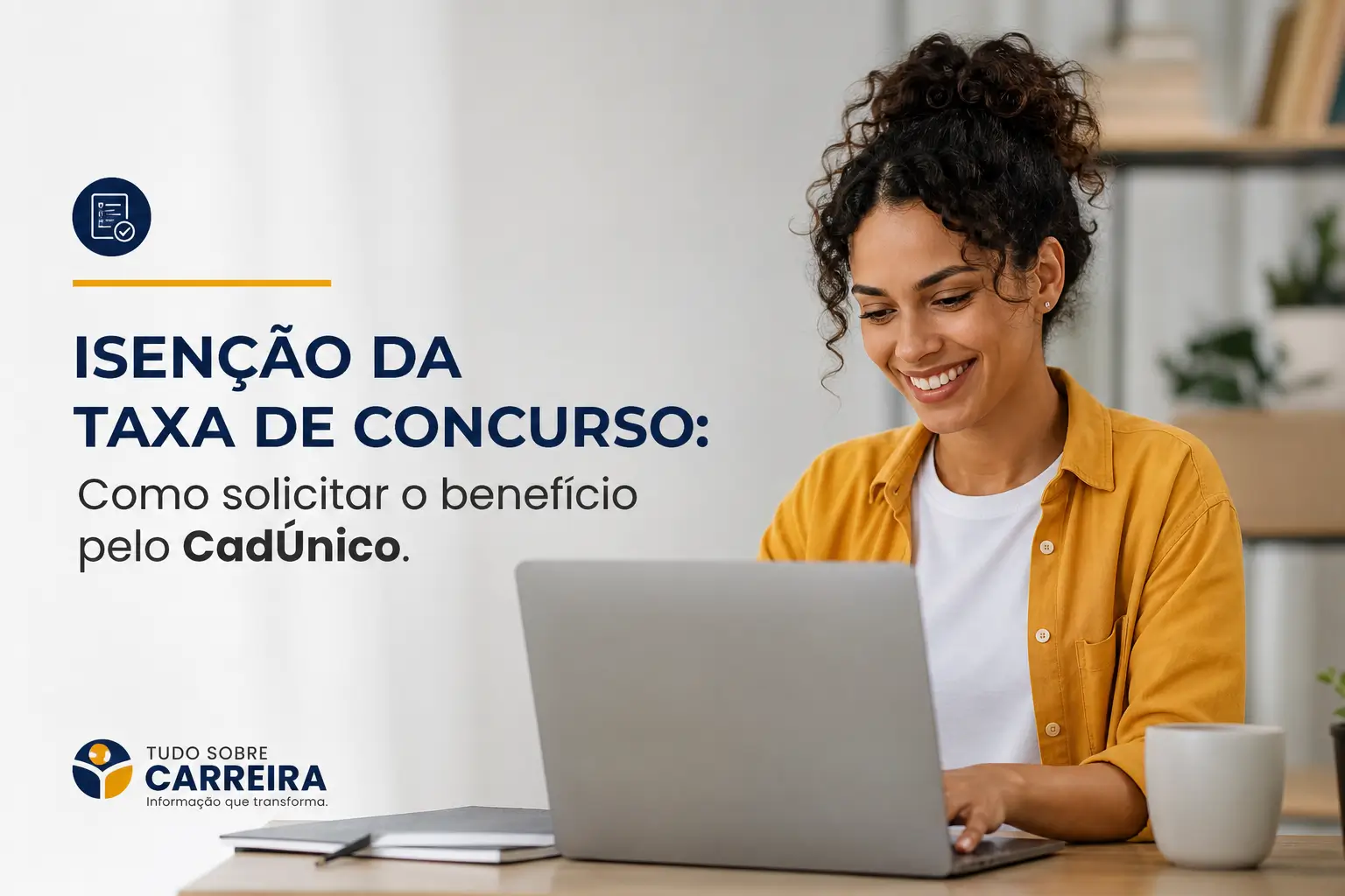 Mulher sorridente de cabelo cacheado usando notebook sobre isenção de taxa
